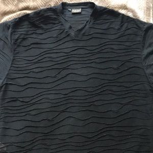 Men’s short sleeve shirt.